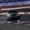 自動運転でドリフト走行を披露するBMW 2シリーズクーペ