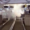 チェックインカウンターでかばん炎上　バンコク空港