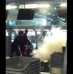 チェックインカウンターでかばん炎上　バンコク空港