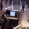 チェックインカウンターでかばん炎上　バンコク空港