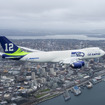 シアトルのダウンタウン上空を飛行する、シーホークスのペイントが施された747-8貨物輸送機