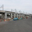 高架化工事が進められている新京成線（2010年撮影）。奥に見える高架橋は新鎌ヶ谷駅付近で新京成線に並行している北総鉄道北総線。