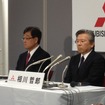三菱自動車の益子修社長(左)と次期社長の相川哲郎常務
