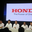 ホンダの今季モータースポーツ活動計画発表会にて登壇した、伊東社長（中央）ら同社首脳。