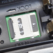 バッテリーの下にはMicroSDカードのスロットがある。