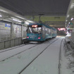 雪の中を走る東急世田谷線（14日夜撮影）