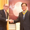 ラーディンク・ファン・フォレンホーヴェン 駐日オランダ大使 (左)と三菱自動車 益子修社長 (右)
