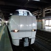 金沢駅で発車を待つ特急『しらさぎ』。9月から一部の列車で車内販売の営業を終了する。