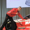 マシンについて説明する、NISMOの鈴木豊監督。