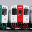 由利高原鉄道が導入を進めているYR-3000形の模型。青を基調にデザインしたYR-3003(右)は3月から運行を開始する。