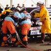 安全確認が取れたところで通常着衣の隊員も救出活動に参加する。