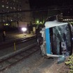 2月23日未明、作業用車両と接触して脱線した京浜東北線の電車。太田国交相は安全確保を徹底するよう鉄道局に指示した。
