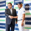 ヤナセ 井出健義社長(左)とプロゴルファー宮里優作選手