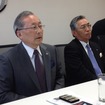 マツダ 山内会長（左）と江川恵司MMVO社長（右）