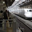 新横浜駅を通過するN700系。日本の新幹線は踏切を一切設けない高速鉄道専用の軌道とATCシステムの組み合わせによって高速運行を実現している。