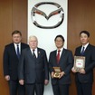左から、グルチンスキー ワレサ財団会長、ワレサ氏、金井副会長、小飼社長