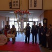 嵯峨野トロッコ列車の年間利用者数が3月19日、初めて100万人を突破した。写真はトロッコ嵯峨駅で行われた記念セレモニーの様子