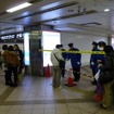 5時50分頃の相鉄横浜駅。改札口に通じる通路は「立入禁止」のテープで閉鎖されていた。