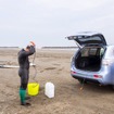 シャワーを浴びて海水と汗と砂を落とす