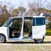 前席ドアの開口角度は85度とほぼ直角。後部のスライドドアも開口幅580mmと、乗降性は上々だ。
