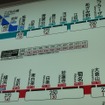 東急線の駅に掲示された新しい運賃案内板。路線図式の運賃表は切符利用時の運賃（10円単位）を示しているが、これとは別にICカード運賃（1円単位）の対照表を入れている。
