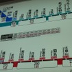 東急線の駅に掲示された新しい運賃案内板。路線図式の運賃表は切符利用時の運賃（10円単位）を示しているが、これとは別にICカード運賃（1円単位）の対照表を入れている。