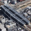 大石駅ホームの屋根上に設置された太陽光パネル。国内最軽量とされる結晶シリコン型のパネルを採用した。