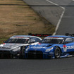 GT500クラスのGT-R同士による競り合い（#46と#12）。撮影：益田和久