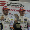 GT500優勝のカルダレッリ（左）と伊藤大輔。