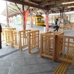 このほど「木質化」が図られた、出雲大社前駅の改札口。島根県産木材を使用している。