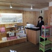 売店の壁なども木材が使われている。