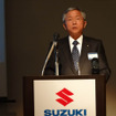 スズキの燃費向上計画について述べる本田 治 副社長