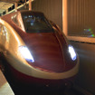 4月20日に始まった試験走行で、九州新幹線熊本駅に入線したフリーゲージトレインの新試験車両