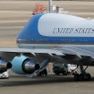 VC-25はベースとなった通常のボーイング747とは異なり、前方と後方にタラップを内蔵している。