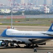 羽田空港VIPスポットに駐機中のVC-25。車両支援を受けずにそのまま出て行けるように横向きでの駐機。