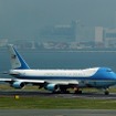 羽田空港のC滑走路（16L）から離陸を開始するVC-25。