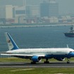 予備機となったC-32は10時50分に離陸開始。