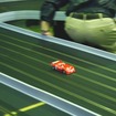 走るスロットカーをカメラに収めるのは至難の業。