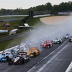 レースは難しい路面状況でのスタートとなった。写真：INDYCAR