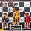 左から2位アンドレッティ、優勝ハンターレイ、3位ディクソン。写真：INDYCAR