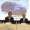 トヨタ自動車・小平信因副社長（右）