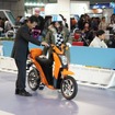 同じく昨年の東京モーターショー。試乗では初めてスクーターに乗る人でも楽に扱えると好評だったそうだ。