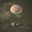 中継映像では見られなかったものの、予定通りにカザフスタンの草原に着陸したソユーズ宇宙船。