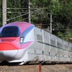 2014年ローレル賞に選ばれた秋田新幹線『こまち』用のE6系。小型の在来線車両と同等の大きさという制約のなかで高速運行を実現した点が評価された。