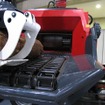 木材を投入すると、奥の破砕ドラムに取り付けられた斧のようなカッターで、瞬時にチップ化する