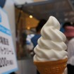 気温の上昇もあってかソフトクリームの販売には行列ができた。