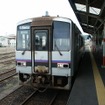 益田駅で発車を待つ山陰本線の長門市行き普通列車。2013年夏の水害で益田～長門市間のうち須佐～奈古間が現在も運休しているが、8月中にも再開の見込みとなった。