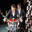 ドゥカティ1200モンスターハンターバージョンにまたがる辻本良三プロデューサーとドゥカティジャパンの加藤稔社長