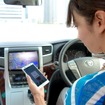 停車中はスマホを持ちながら検索をすることも可能だ