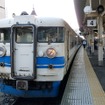 富山駅で発車を待つ北陸本線の普通列車。JR線は高岡～富山間の普通列車のみ利用できる。